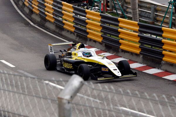 제72회 마카오 그랑프리 FIA F4 월드컵 예선에서 달리고 있는 세바스티앙 웰던. 사진=전현철 기자.