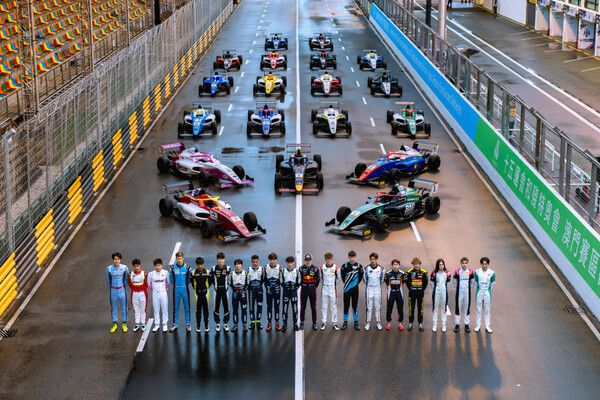 FIA F4 월드컵에 출전한 19명의 드라이버들이 출발 그리드에 섰다. 사진=FIA
