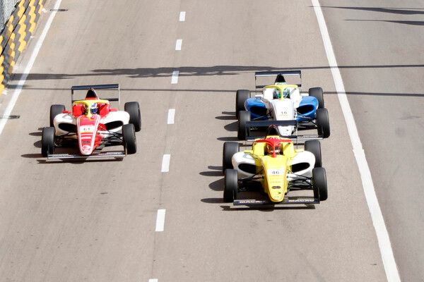 제72회 마카오 그랑프리&nbsp;FIA F4 월드컵 퀄리피케이션 레이스에서 접전끝에 결승선을 통과하는 아르야만 방살과 찬 키미 유 차이, 이규호(앞쪽부터). 사진=전현철 기자.