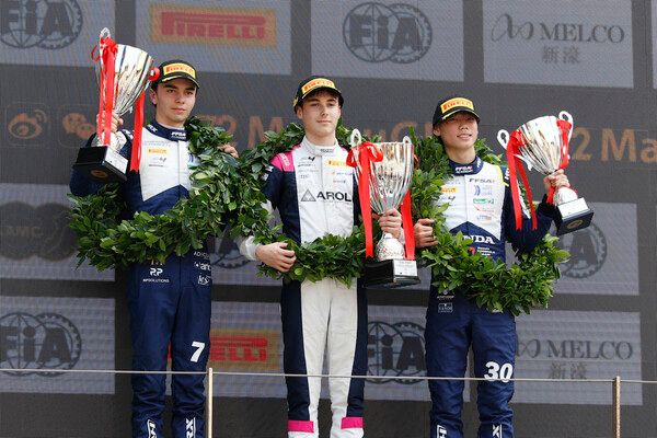 72회 마카오 그랑프리&nbsp;FIA F4 월드컵 시상식. 엠마뉴엘 올리비에리(가운데)가 우승했고, 줄스 로셀(왼쪽)과&nbsp;사토 린타로가 각각 2, 3위를 했다. 사진=전현철 기자.