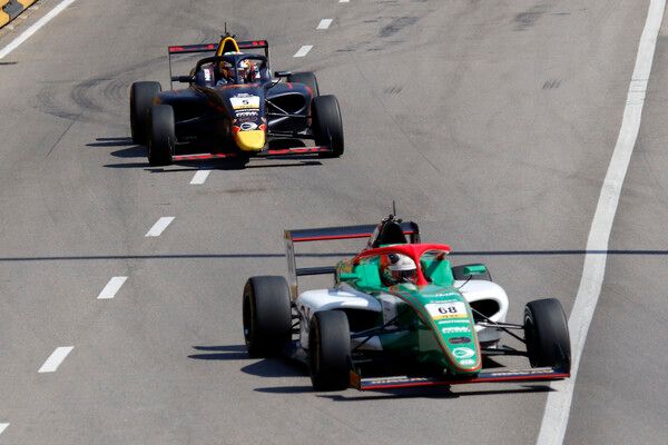 제72회 마카오 그랑프리&nbsp;FIA F4 월드컵 퀄리피케이션 레이스에서 선두를 놓고 접전을 벌이는 엠마뉴엘 올리비에리(앞)와 피온 맥라그린. 사진=전현철 기자.