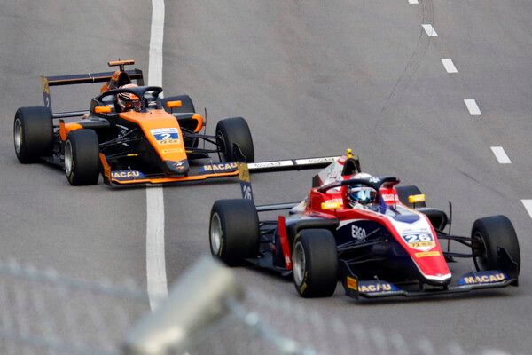 제72회 마카오 그랑프리&nbsp;FIA 포뮬러 리저널 월드컵 퀄리피케이션 레이스에서 접전을 벌이는 타사나폴 인스라포바삭(트라이덴트 모터스포트, 앞)과 마테오 데 팔로(R-Ace GP). 사진=전현철 기자.