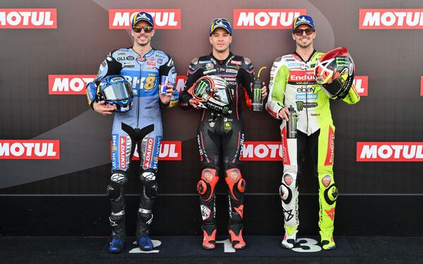 마르코 베제치(가운데)가 2025 모토GP 최종전 발렌시아 GP 예선에서 폴포지션을 차지했고, 알렉스 마르케즈(왼쪽)와 파비오 디 지안난토니오가 각각 2, 3위를 했다. 사진=motogp.com