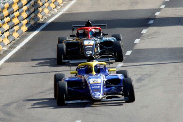 제72회 마카오 그랑프리&nbsp;FIA F4 월드컵에서 접전을 벌이는 리앙 카렐티(앞)와 줄스 로셀. 사진=전현철 기자.