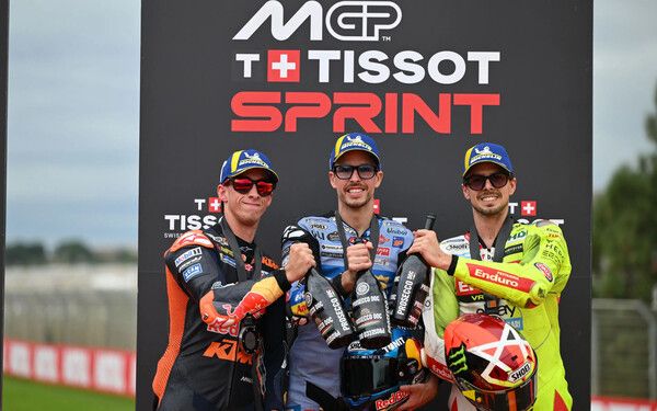 2025 모토GP 최종전 발렌시아 GP 스프린트 레이스에서 알렉스 마르케즈(가운데)가 우승했고, 페드로 아코스타(왼쪽)와 파비오 디 지안난토니오가 각각 2, 3위를 했다. 사진=motogp.com