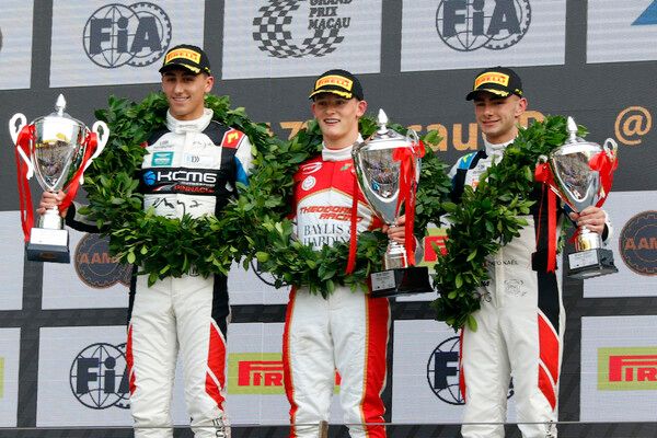 제72회 마카오 그랑프리&nbsp;FIA 포뮬러 리저널 월드컵 퀄리피케이션 레이스 시상식, 왼쪽부터 2위 마리 보야, 우승 프레디 슬레이터, 3위 테오페 나엘. 사진=전현철 기자.