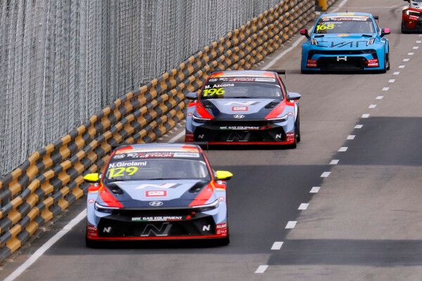 제72회 마카오 그랑프리 2025 금호 FIA TCR 월드 투어 최종전 Race 1에서 접전을 벌이는 네스터 지롤라미와 미켈 아즈코나, 얀 엘라셰어(앞쪽부터). 사진=전현철 기자.