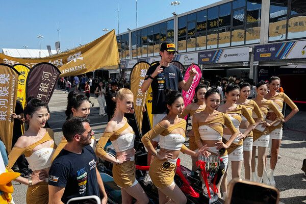 제72회 마카오 그랑프리&nbsp;FIA F4 월드컵 종료 후 기념촬영하는 우승자 줄스 로셀. 사진=전현철 기자.