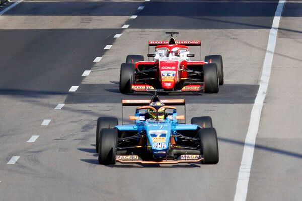 제72회 마카오 그랑프리&nbsp;FIA 포뮬러 리저널 월드컵 결선에서 SC 해제 후 선두 접전을 벌이는 마리 보야(앞)와 프레디 슬레이터. 사진=전현철 기자.