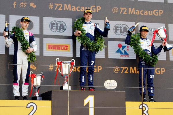 제72회 마카오 그랑프리&nbsp;FIA F4 월드컵 시상식. 줄스 로셀(가운데)이 우승했고 엠마뉴엘 올리비에리(왼쪽)와 사토 린타로가 각각 2, 3위를 했다. 사진=전현철 기자.