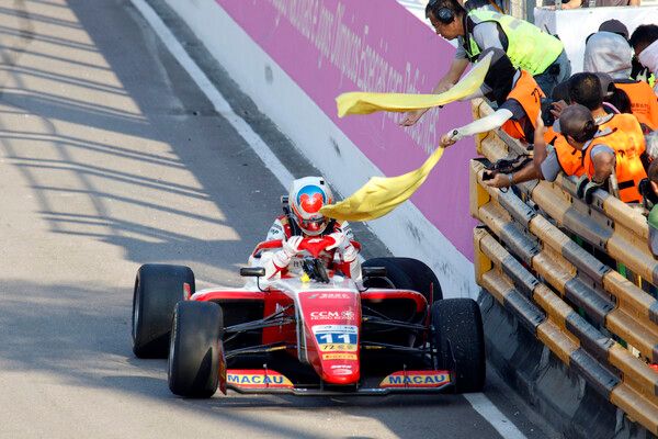 제72회 마카오 그랑프리&nbsp;FIA 포뮬러 리저널 월드컵 결선에서 추돌로 머신이 파손돼 리타이어한 프레디 슬레이터. 사진=전현철 기자.