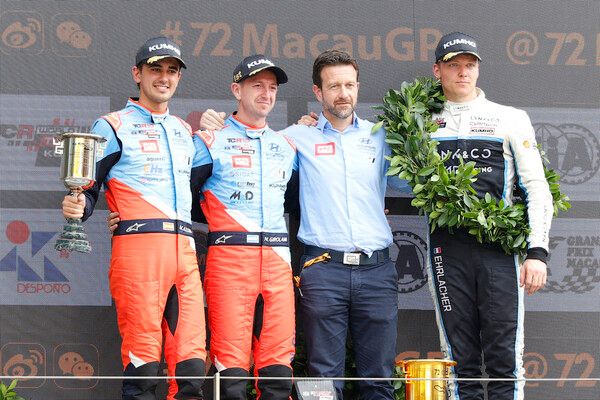 제72회 마카오 그랑프리 2025 금호 FIA TCR 월드 투어 최종전 Race 1 시상식, 왼쪽부터 2위 미켈 아즈코나, 우승 네스터 지롤라미, BRC 현대 스콰드라 팀 프린시펄, 3위 얀 엘라셰어, 사진=전현철 기자.
