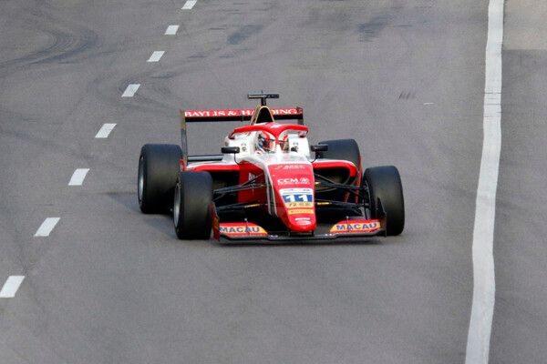 제72회 마카오 그랑프리&nbsp;FIA 포뮬러 리저널 월드컵 퀄리피케이션 레이스에서 선두로 달리는 프레디 슬레이터. 사진=전현철 기자