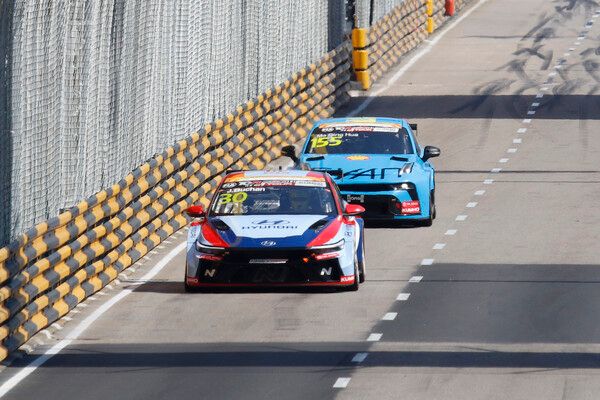 제72회 마카오 그랑프리 2025 금호 FIA TCR 월드 투어 최종전 Race 2에서 접전을 벌이는 조쉬 버칸(앞)과 마칭화. 사진=전현철 기자.