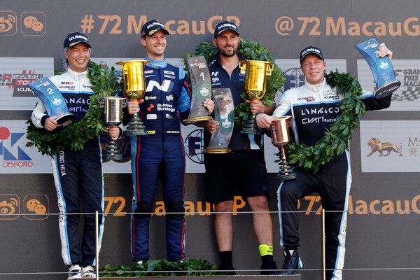 제72회 마카오 그랑프리 2025 금호 FIA TCR 월드 투어 최종전 Race 2에서 조쉬 버칸(왼쪽 두번째)이 우승했고, 마칭화(왼쪽)와 테드 비요크(오른쪽)가 각각 2, 3위를 했다. 버칸의 소속팀인 HMO 커스타머 레이싱 플라이 Ltd, 프린서펄(오른쪽 두번째). 사진=전현철 기자.