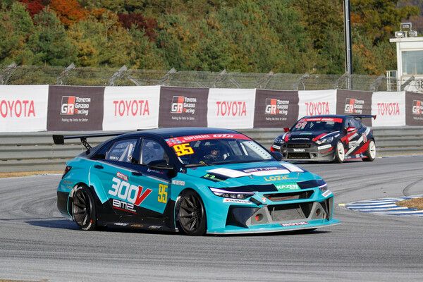 2025 오네 슈퍼레이스 최종전 GTA 클래스에서 역주하는 문세은(앞)과 그 뒤를 따르는 정경훈. 사진=전현철 기자.