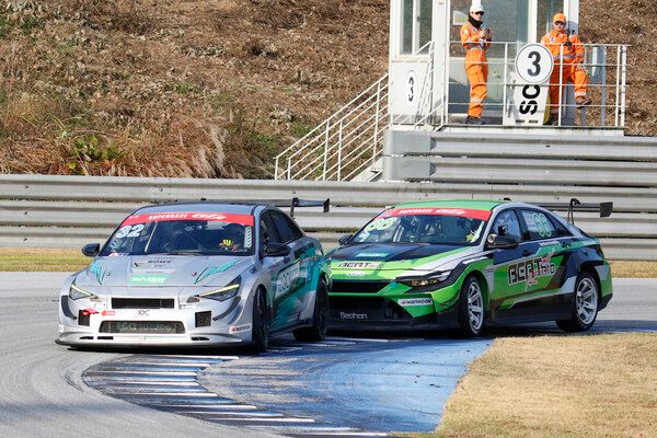 2025 오네 슈퍼레이스 최종전 GTA 클래스에서 접전을 벌이는 한재희(앞)과 정원형. 사진=전현철 기자.