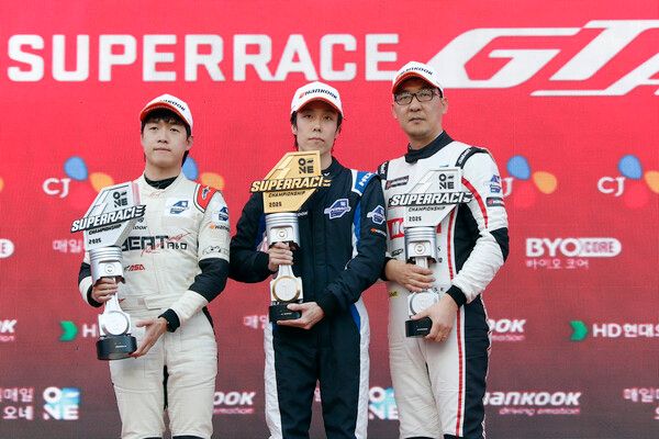 2025 오네 슈퍼레이스 최종전 GTA 클래스 시상식, 왼쪽부터 2위 정원형, 우승 한재희, 3위 문세은. 사진=전현철 기자.
