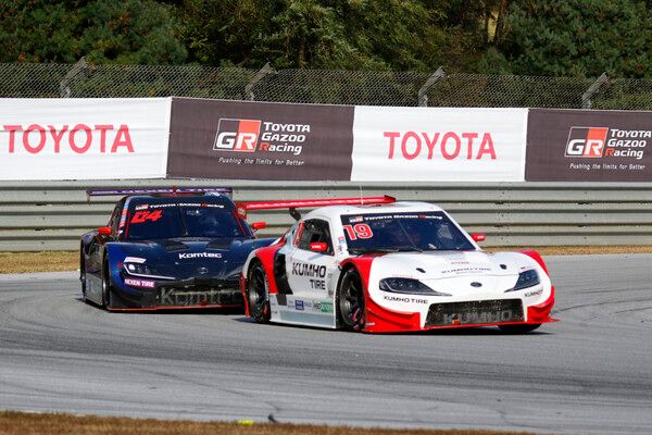 2025 오네 슈페레이스 최종전 토요타 가주레이싱 6000 클래스에서 접전을 벌이는 노동기(앞)와 정의철. 사진=전현철 기자.