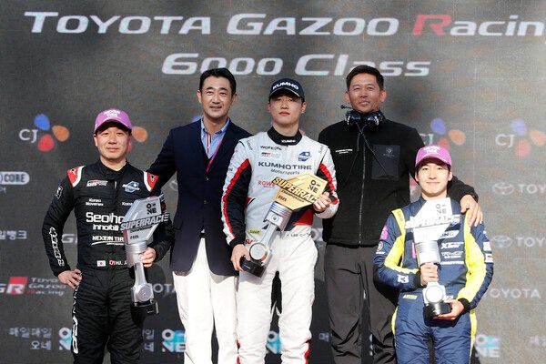 2025 오네 슈페레이스 최종전 토요타 가주레이싱 6000 클래스 시상식, 왼쪽부터 2위 장현진, 슈퍼레이스 마석호 대표, 우승 이창욱, 우승팀 금호 SLM 신영학 감독, 3위 이정우. 사진=전현철 기자.