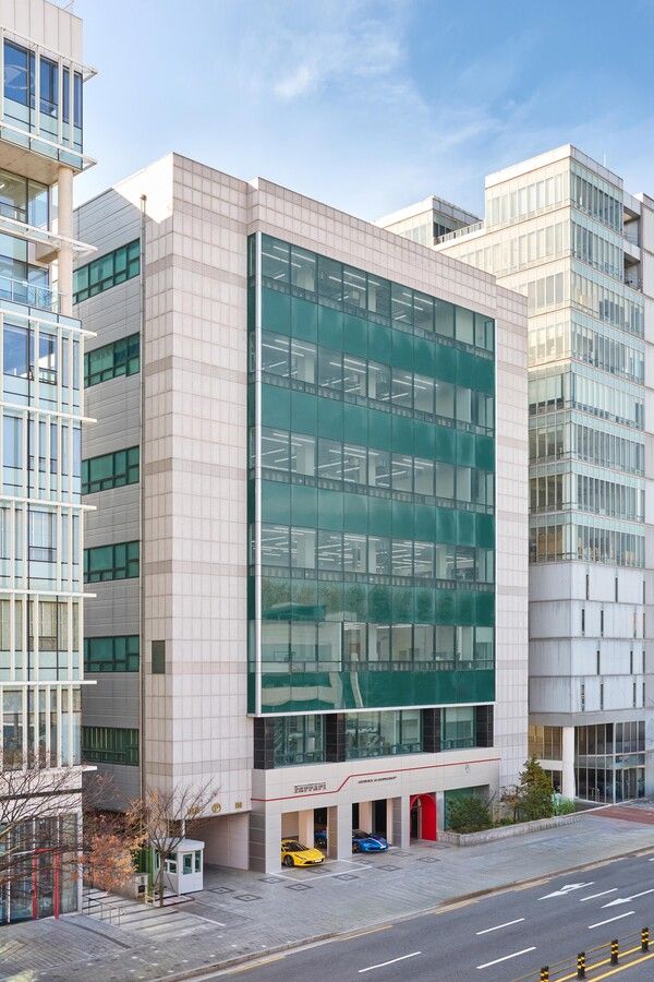 페라리 공식 수입 및 판매사 FMK가 기존 성수 서비스센터를 확장 이전하고 공식 오픈했다.