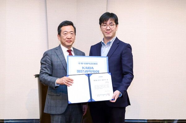 KAIDA 정윤영 부회장 (우) 수상자 가천대학교 기계공학부 이기범 부교수