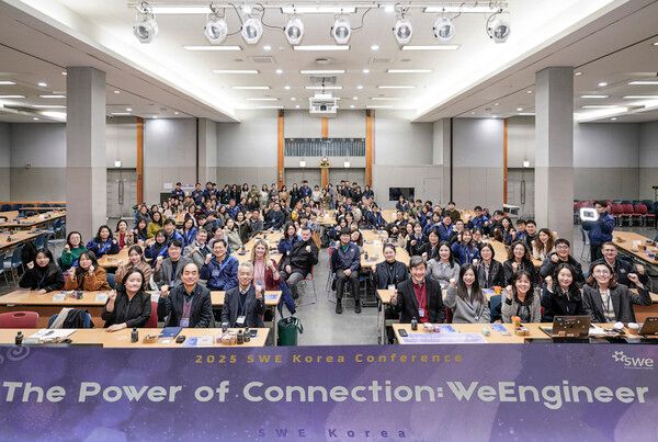2025 SWE 코리아 컨퍼런스에서 단체사진을 촬영하고 있는 참석자들의 모습. 사진=GM