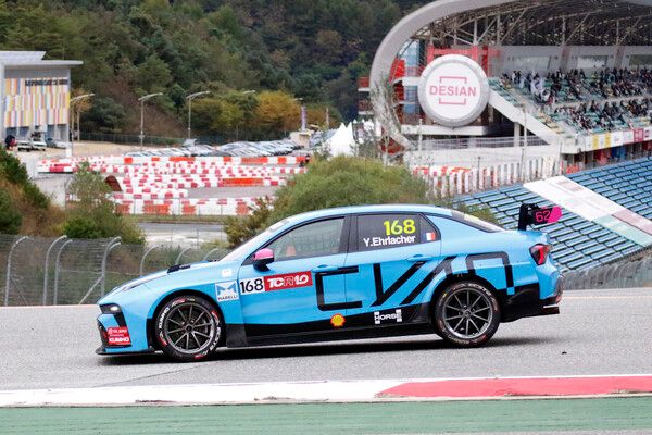 인제 스피디움에서 열린 2025 금호 TCR 월드 투어 6라운드에서 달리고 있는 얀 엘라셰어의 링크 앤 코 03 TCR 경주차. 사진=전현철 기자.