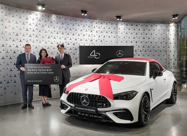 메르세데스-벤츠 공식 딜러 한성자동차가 창립 40주년을 기념해 선보인 ‘한성에디션’의 인도식을 지난 24일 진행했다.