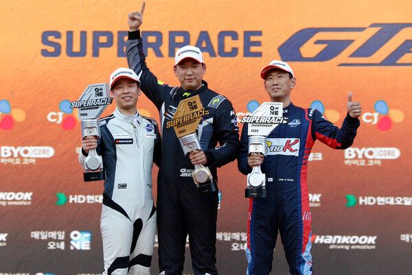 2025 오네 슈퍼레이스 최종전 GTB 클래스 시상식, 왼쪽부터 2위 정상오, 우승 이중훈, 3위 최지영. 사진=전현철 기자.