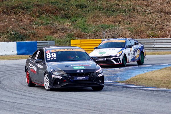 2025 오네 슈퍼레이스 최종전 GTB 클래스에서 선두로 달리는 이중훈과 추격하는 정상오. 사진=전현철 기자.