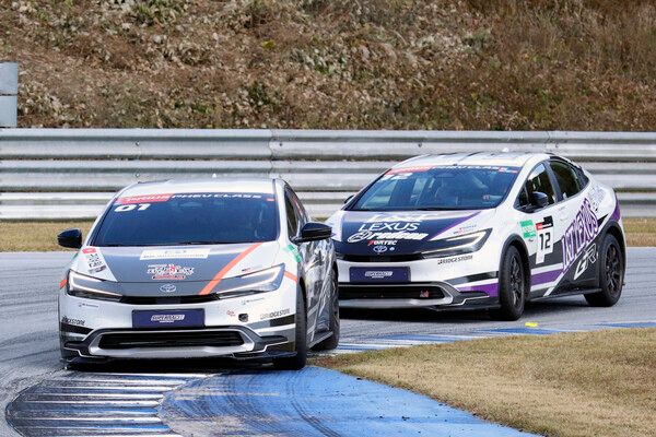 2025 오네 슈퍼레이스 최종전 토요타 프리우스 PHEV 클래스 결선에서 접전을 벌이는 강창원(앞)과 이율. 사진=전현철 기자.