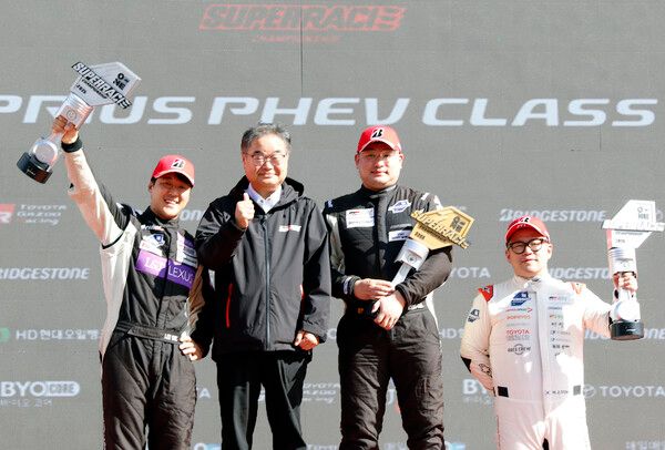 2025 오네 슈퍼레이스 최종전 토요타 프리우스 PHEV 클래스 시상식, 왼쪽부터 2위 이율, 토요타코리아 콘야마 마나부 대표. 우승 강창원, 3위 송형진.
