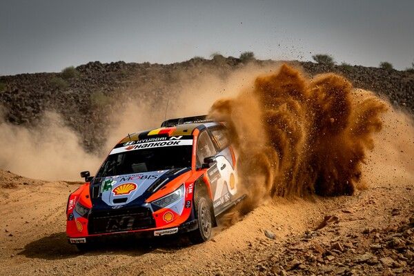 2025 WRC 사우디아라비아 랠리에서 달리고 있는 티에리 뉴빌의 현대 i20N 랠리1 경주차. 사진=WRC