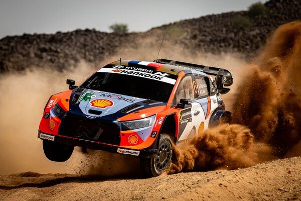 2025 WRC 최종전 사우디아라비아 랠리에서 역주하는 아드리앙 포모어의 현대 i20N 랠리1 경주차. 사진=WRC.