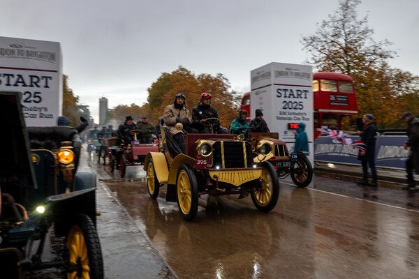 1901년형 벤츠 스파이더가 11월 2일(현지시간) 영국에서 열린 ‘RM 소더비 런던–브라이튼 베테랑 카 런’을 완주하며 120년이 넘는 역사 속에서도 여전히 생생한 존재감을 드러냈다.