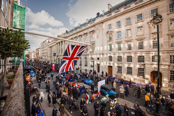 1901년형 벤츠 스파이더가 11월 2일(현지시간) 영국에서 열린 ‘RM 소더비 런던–브라이튼 베테랑 카 런’을 완주하며 120년이 넘는 역사 속에서도 여전히 생생한 존재감을 드러냈다.