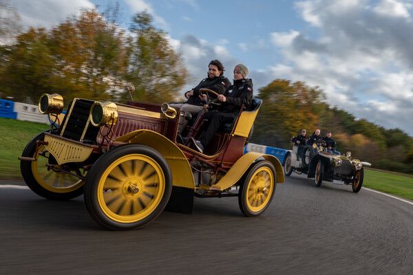 1901년형 벤츠 스파이더가 11월 2일(현지시간) 영국에서 열린 ‘RM 소더비 런던–브라이튼 베테랑 카 런’을 완주하며 120년이 넘는 역사 속에서도 여전히 생생한 존재감을 드러냈다.