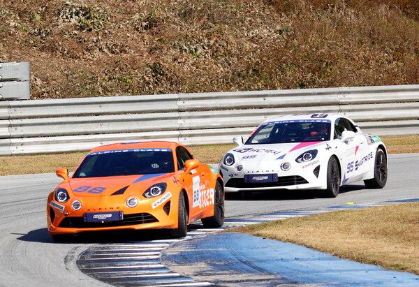 2025 오네 슈퍼레이스 알핀 클래스&nbsp;최종전에서 접전을 벌이는 서연(앞)과 김정수. 사진=전현철 기자.