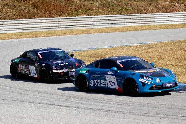 2025 오네 슈퍼레이스 알핀 클래스&nbsp;최종전에서 접전을 벌이는 송기영(앞)과 홍찬호. 사진=전현철 기자.