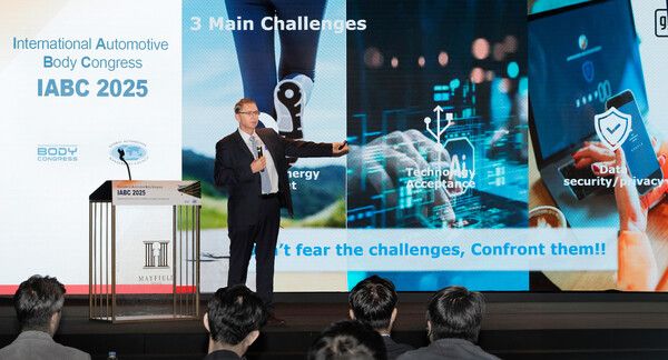 IABC 2025 서울에서 환영사를 하는 브라이언 맥머레이 지엠테크니컬센터코리아 사장