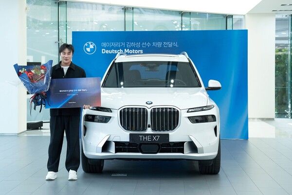 BMW 공식 딜러 도이치 모터스가 메이저리거 김하성 선수에게 차를 후원하며 전달식을 진행했다.