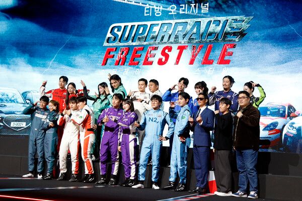 슈퍼레이스 프리스타일 제작발표회에서 각자의 '프리스타일'대로 포즈를 취하는 참가자들. 사진=전현철 기자.