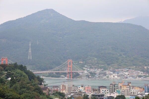남해각 휴게소에서 바라본 남해대교. 사진=한국관광공사