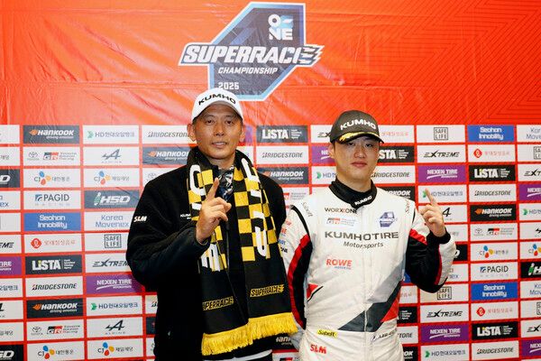 2025 오네 슈퍼레이스 토요타 가주레이싱 6000클래스 챔피언 기자회견 종료 후 기념촬영하는 드라이버 챔피언 이창욱(오른쪽)과 팀 챔피언 금호 SLM 신영학 감독. 사진=전현철 기자