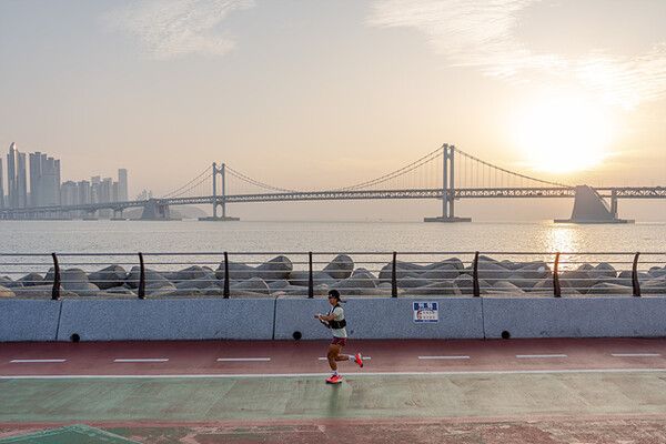 KDT 4500 RACE 해파랑 300K 행사에서 첫 번째 주자가 광안대교 주변을 달리고 있다.사진=한국관광공사