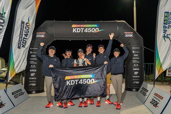 KDT 4500 RACE 해파랑 300km 행사에 참여한 참가자들이 기념촬영을 하고 있다. 사진=한국관광공사