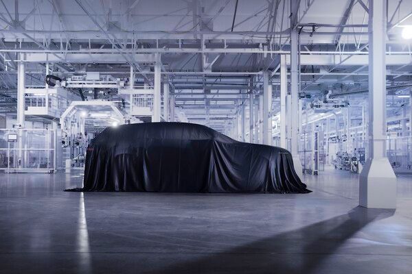 벤틀리모터스가 전동화 전략의 방향성을 조정해 첫 순수 전기차 공개 시점을 2026년 말로 확정했다.