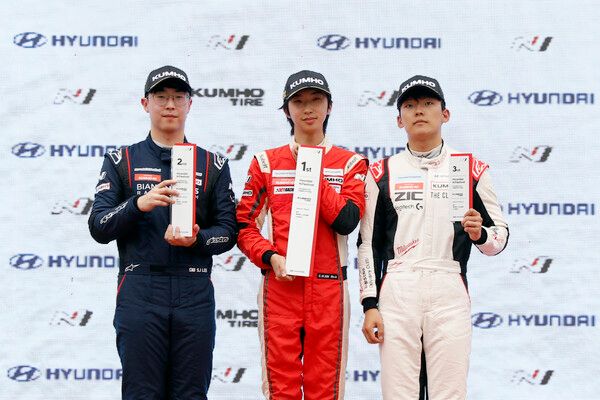 2025 현대 N 페스티벌 제5전 금호 N1 시상식, 왼쪽부터 2위 이상진, 우승 김규민, 3위 신우진. 사진=전현철 기자.
