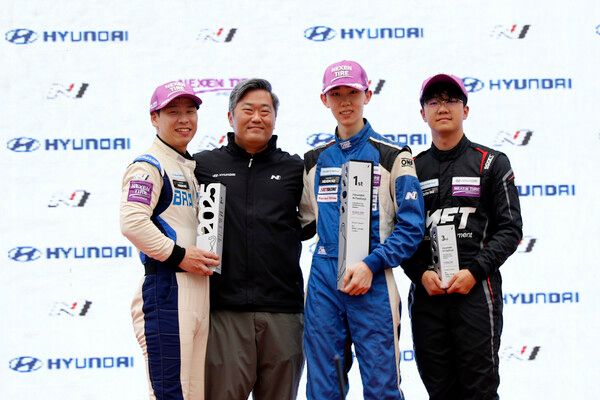 2025 현대 N 페스티벌 제5전 넥센 N2 마스터즈 시상식, 왼쪽부터 2위 정상오, 현대자동차 장지하 팀장, 우승 권혁진, 3위 신찬. 사진=전현철 기자.